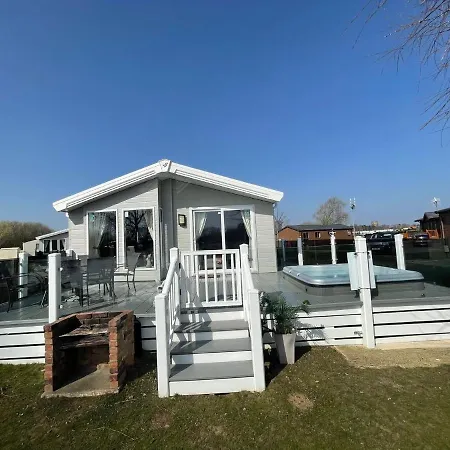 Indulgence Lakeside Lodge I1 With Hot Tub, Private Fishing Peg Situated At Tattershall Lakes Country Park Exterior photo