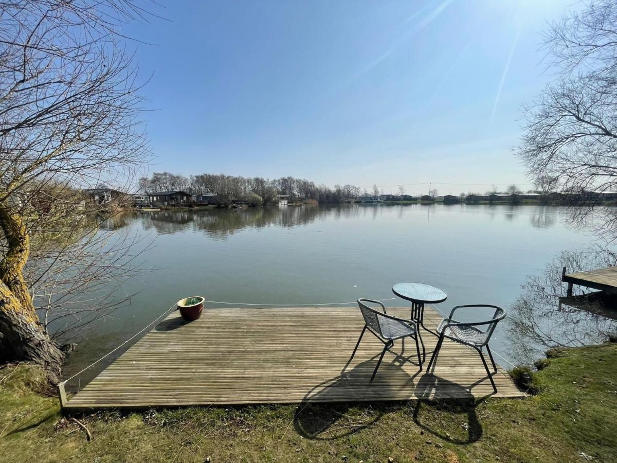 Holiday home Indulgence Lakeside Lodge: Hot Tub Retreat With Private Fishing