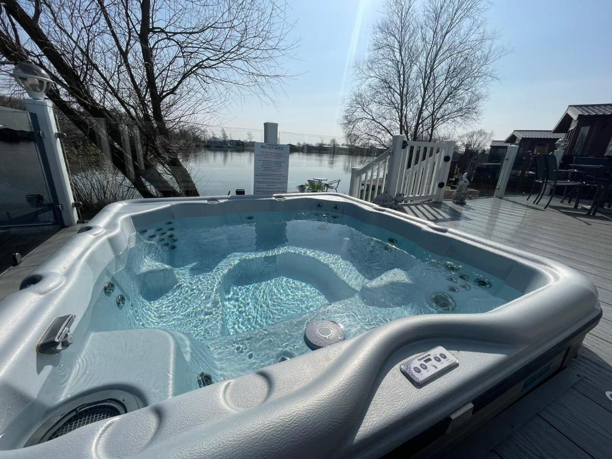 Indulgence Lakeside Lodge: Hot Tub Retreat With Private Fishing Tattershall