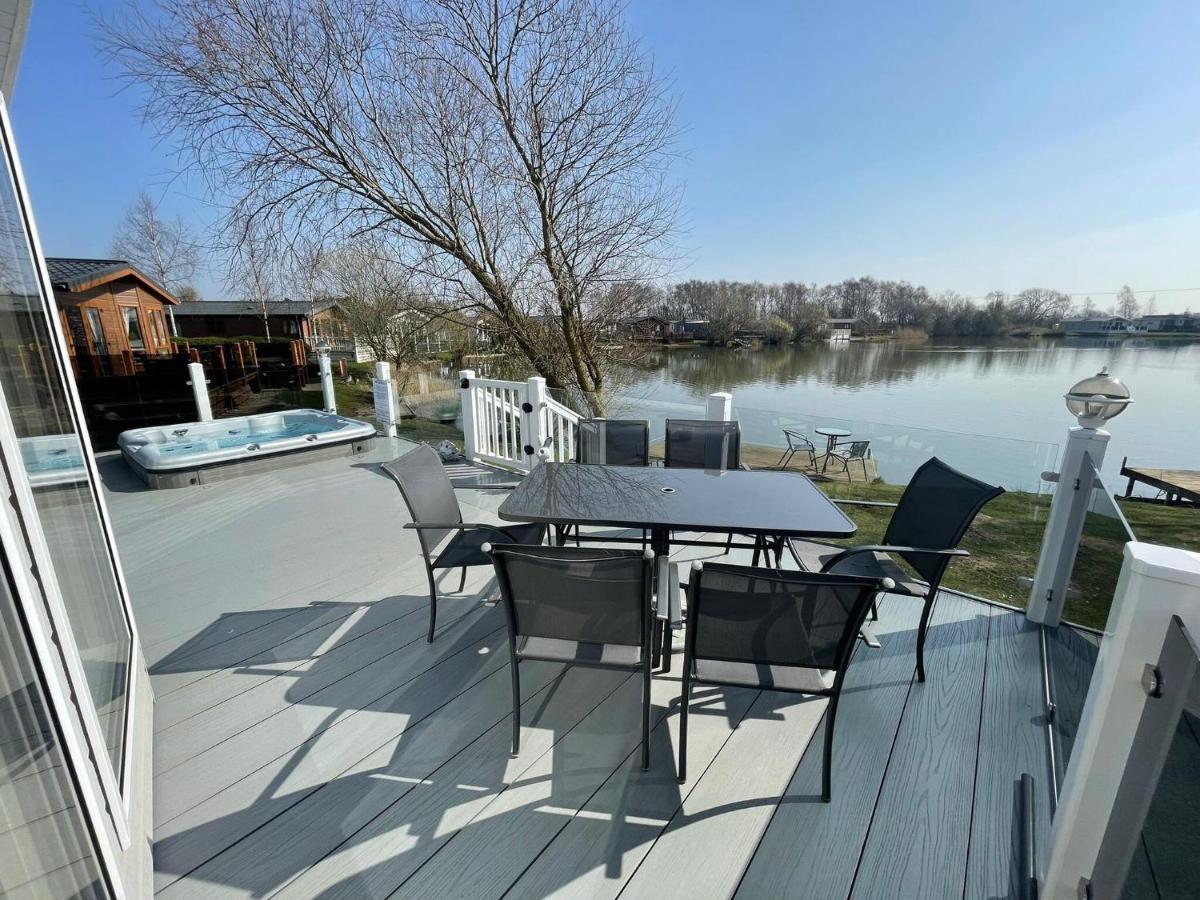 Holiday home Indulgence Lakeside Lodge: Hot Tub Retreat With Private Fishing