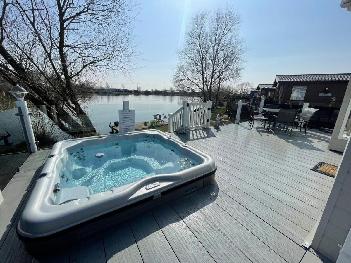 Indulgence Lakeside Lodge: Hot Tub Retreat With Private Fishing *