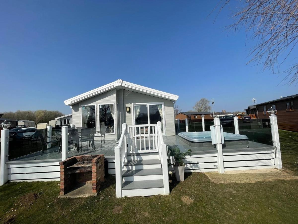Indulgence Lakeside Lodge: Hot Tub Retreat With Private Fishing *