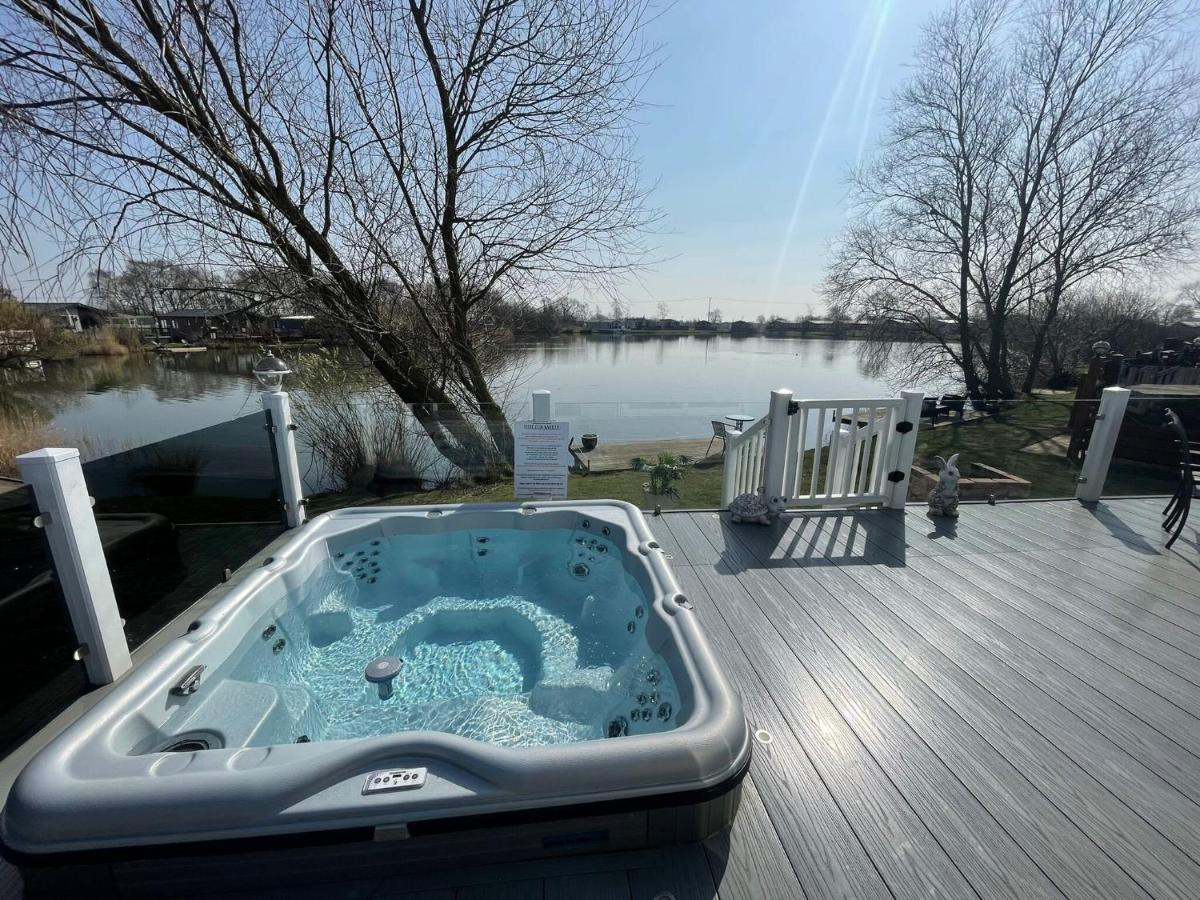 Indulgence Lakeside Lodge: Hot Tub Retreat With Private Fishing