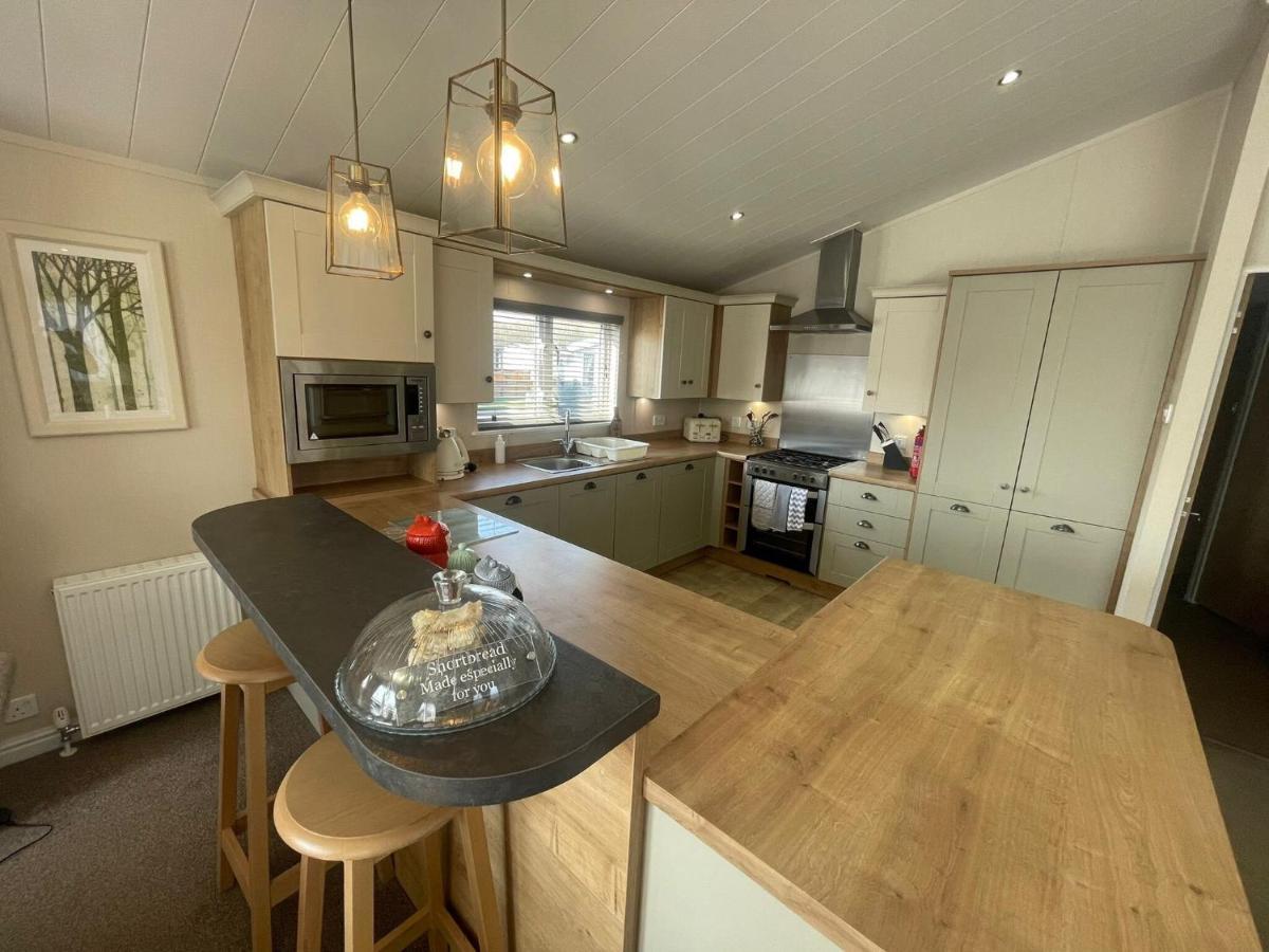 Holiday home Indulgence Lakeside Lodge: Hot Tub Retreat With Private Fishing *