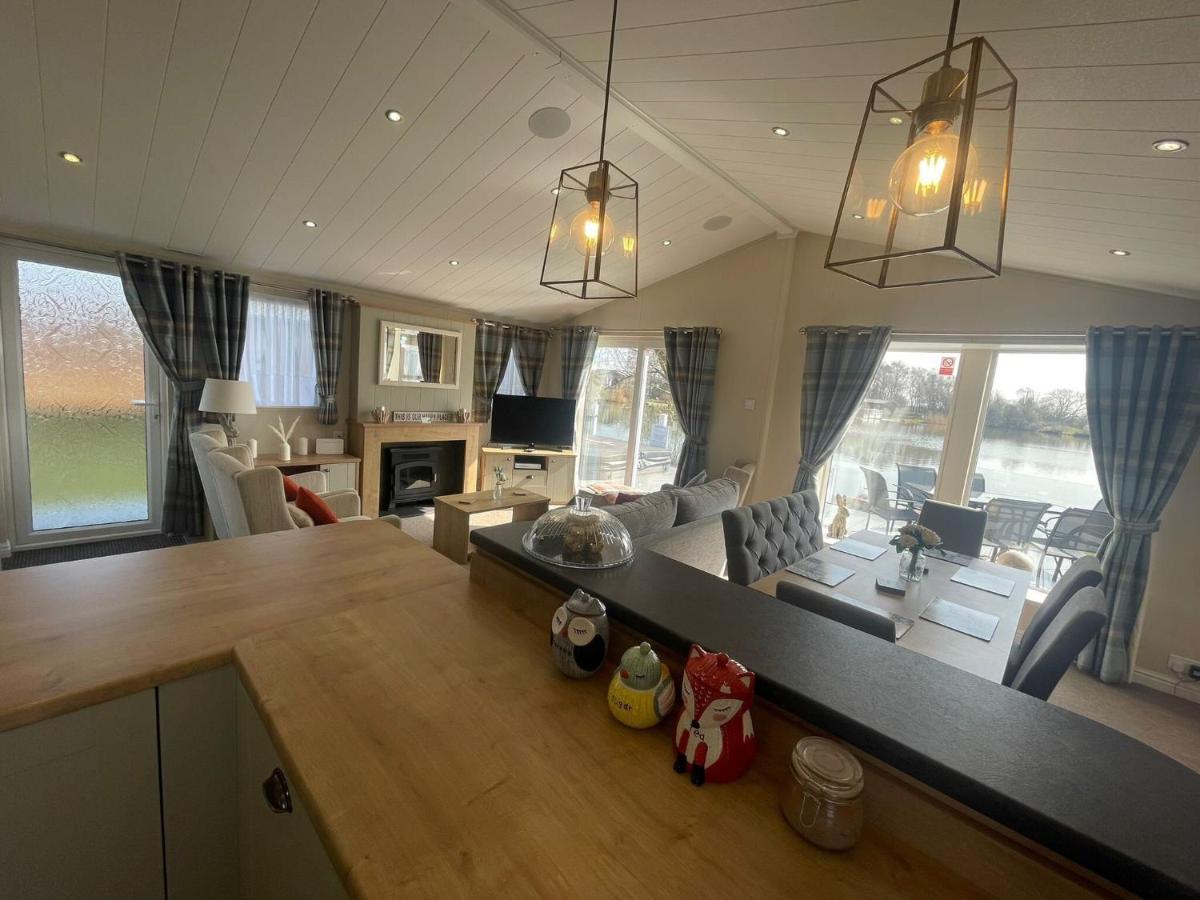 Indulgence Lakeside Lodge: Hot Tub Retreat With Private Fishing Tattershall