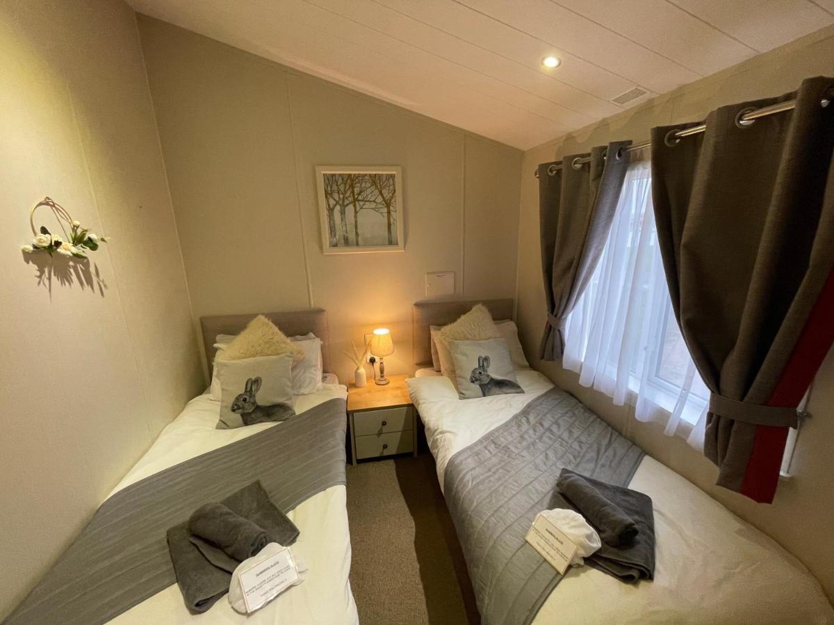 Indulgence Lakeside Lodge: Hot Tub Retreat With Private Fishing Holiday home