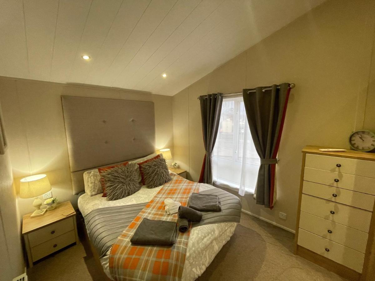 Holiday home Indulgence Lakeside Lodge: Hot Tub Retreat With Private Fishing *