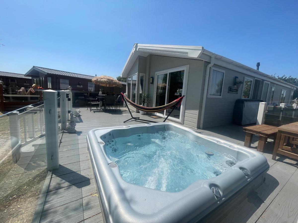 Indulgence Lakeside Lodge: Hot Tub Retreat With Private Fishing Holiday home Tattershall