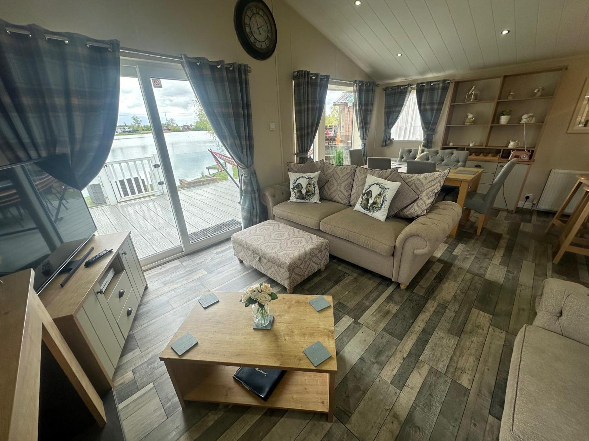 Holiday home Indulgence Lakeside Lodge: Hot Tub Retreat With Private Fishing Tattershall