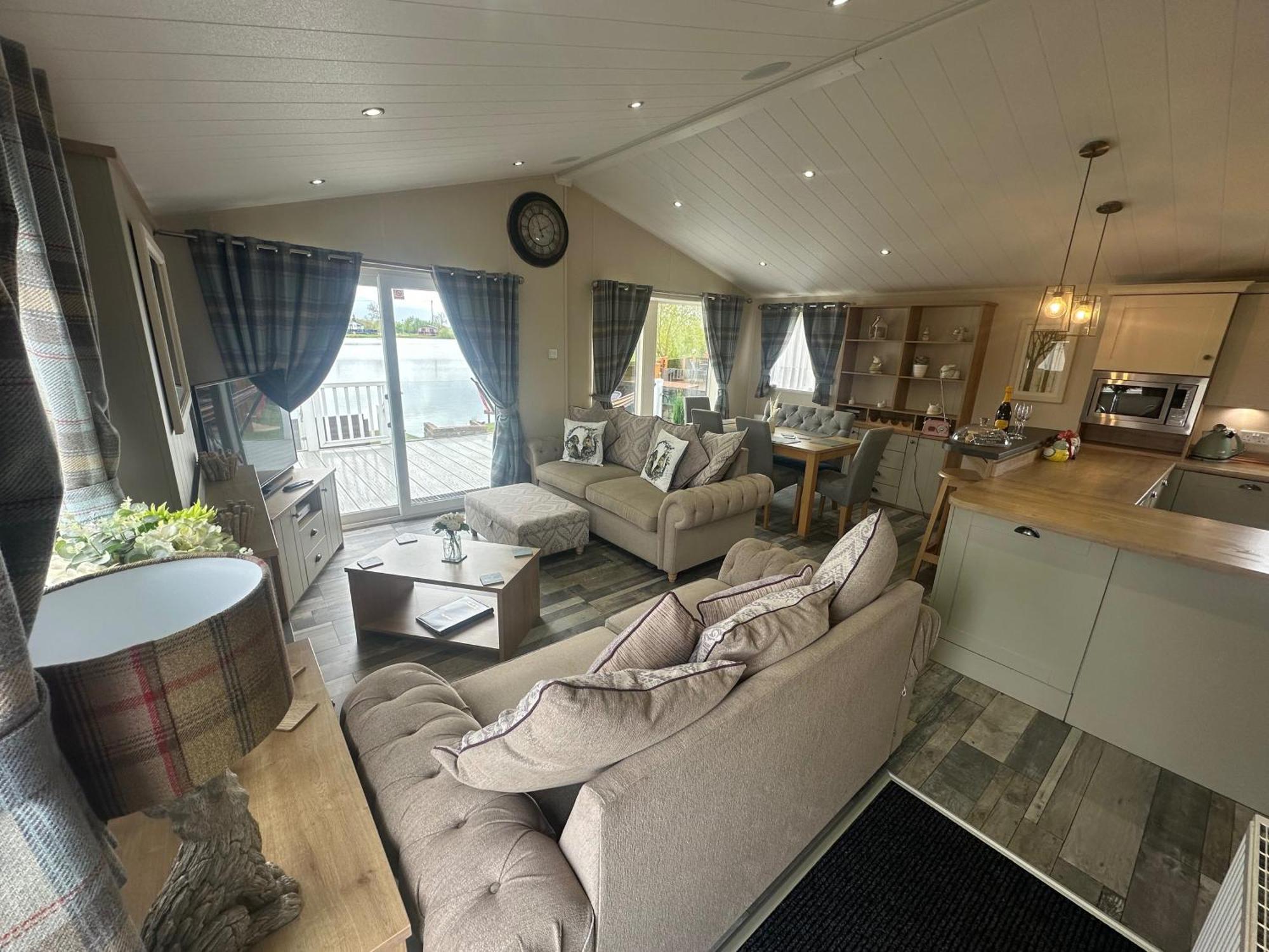 Indulgence Lakeside Lodge: Hot Tub Retreat With Private Fishing