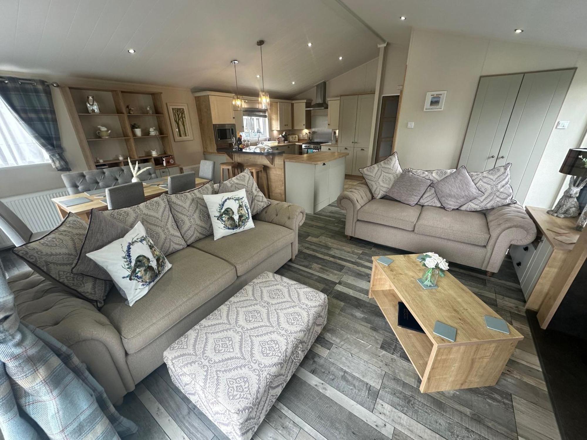 Holiday home Indulgence Lakeside Lodge: Hot Tub Retreat With Private Fishing