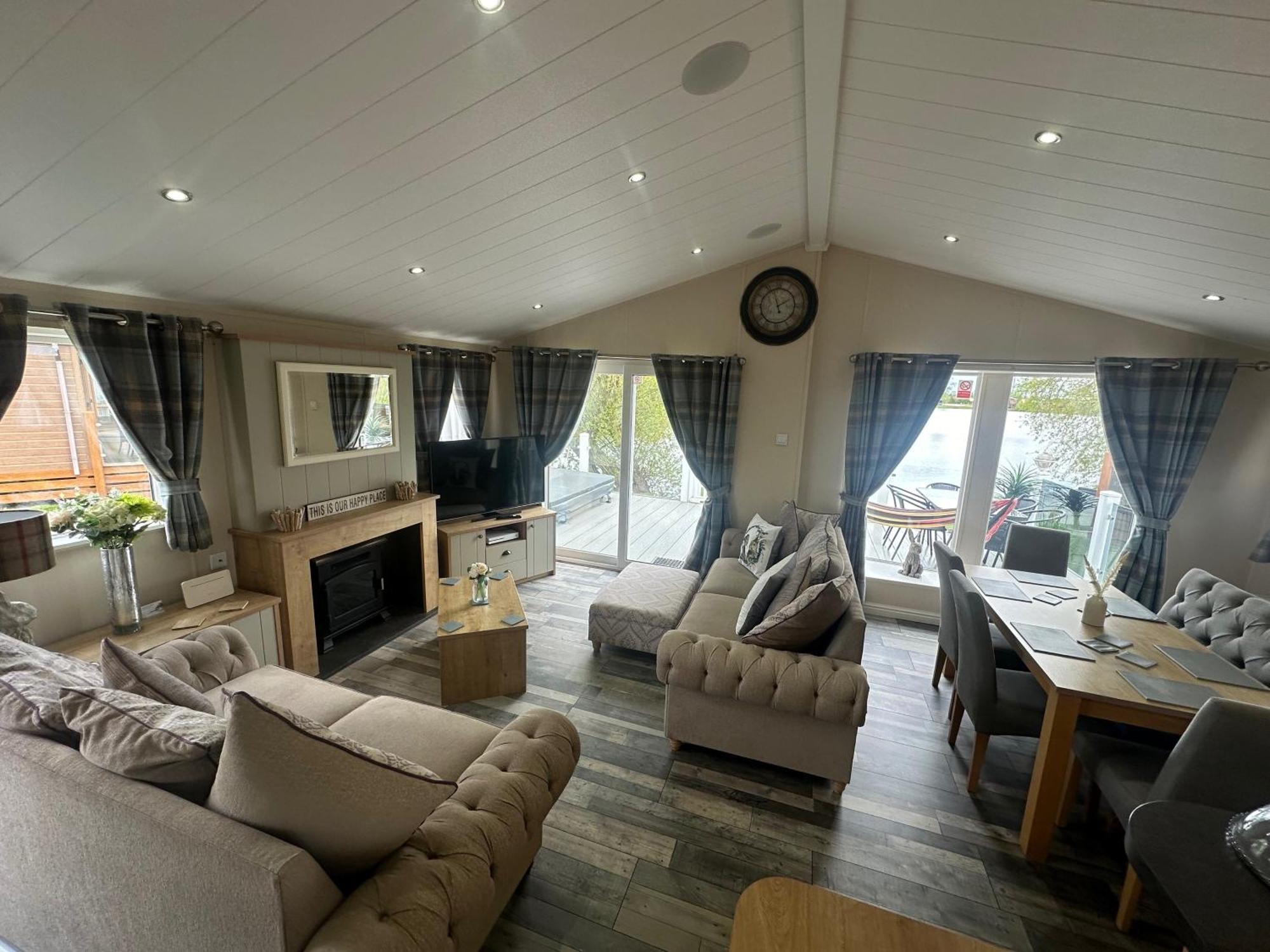 Holiday home Indulgence Lakeside Lodge: Hot Tub Retreat With Private Fishing