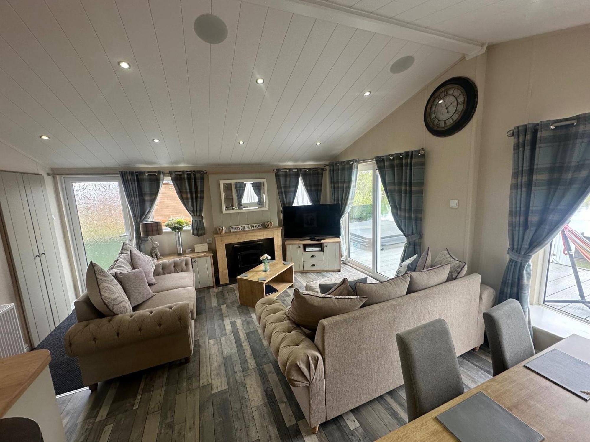 Holiday home Indulgence Lakeside Lodge: Hot Tub Retreat With Private Fishing Tattershall