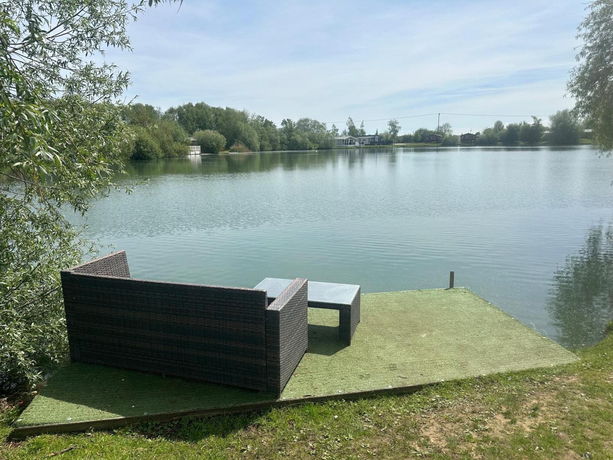 Indulgence Lakeside Lodge: Hot Tub Retreat With Private Fishing Holiday home